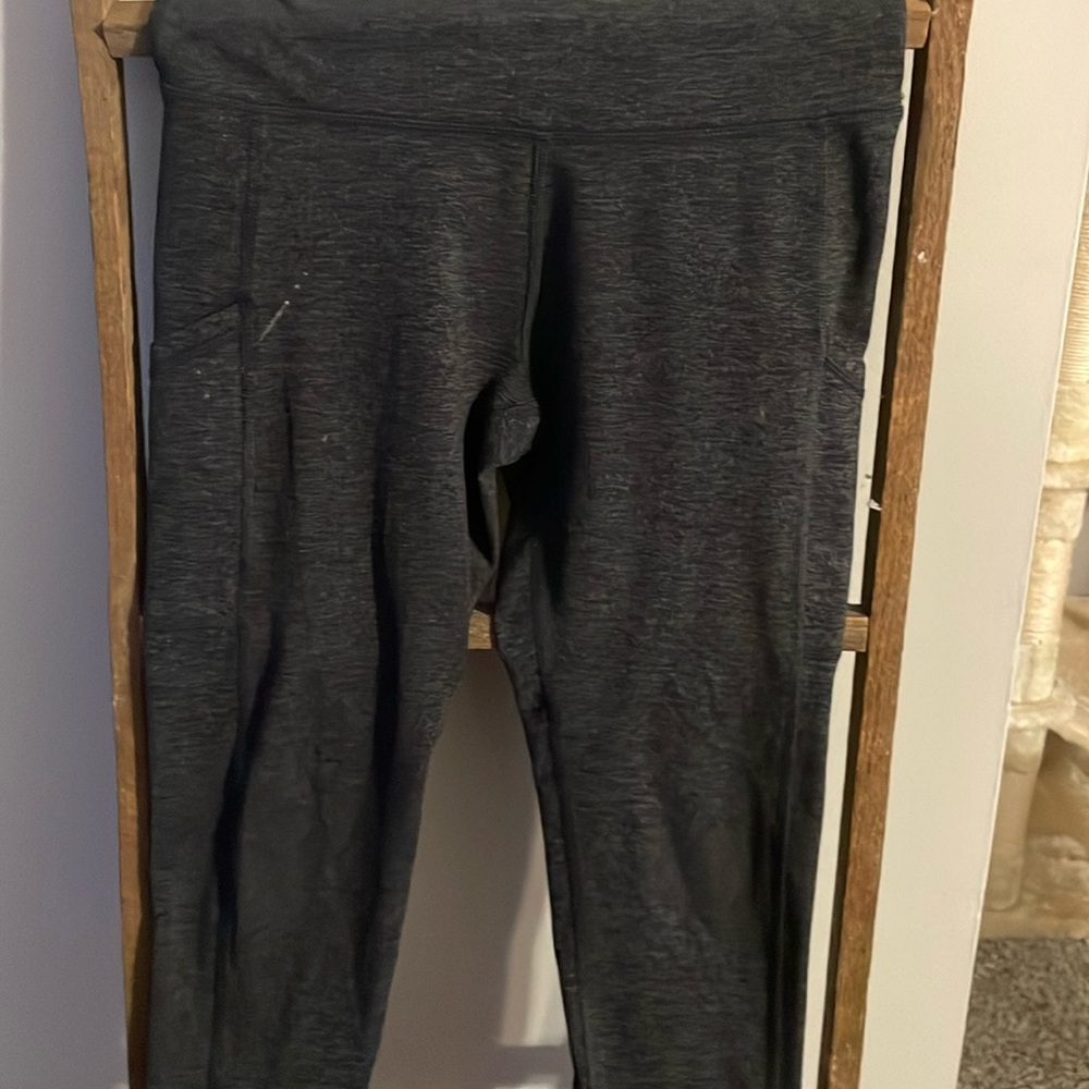 It’s gray aerie leggings size M it has a couple little stain but it’s good shape